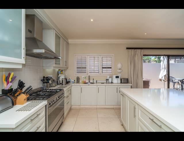 8 BEDROOM BED & BREAKFAST FOR SALE IN UMHLANGA CENTRAL